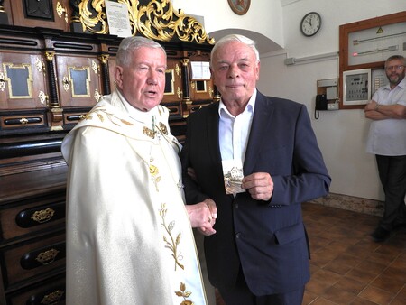 Pozdravila sta se tudi beograjski nadškof Hočevar in župan Cerkelj Franc Čebulj in čestitala srebrnomašniku Košniku